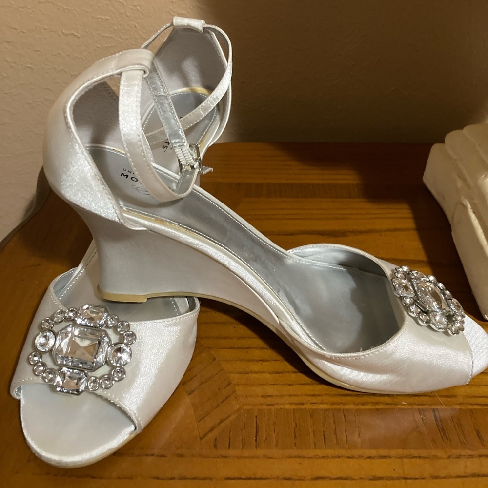 Unforgettable Moments evening wedges with rhinestone